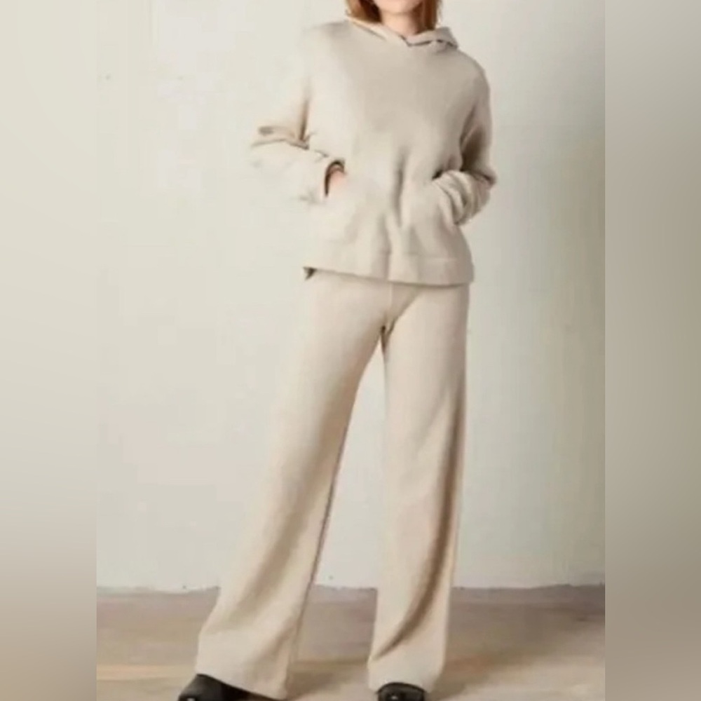 LESET Women’s Comfortable Cream Pants & Hoodie / Sweatshirt Lounge Set. Size XS